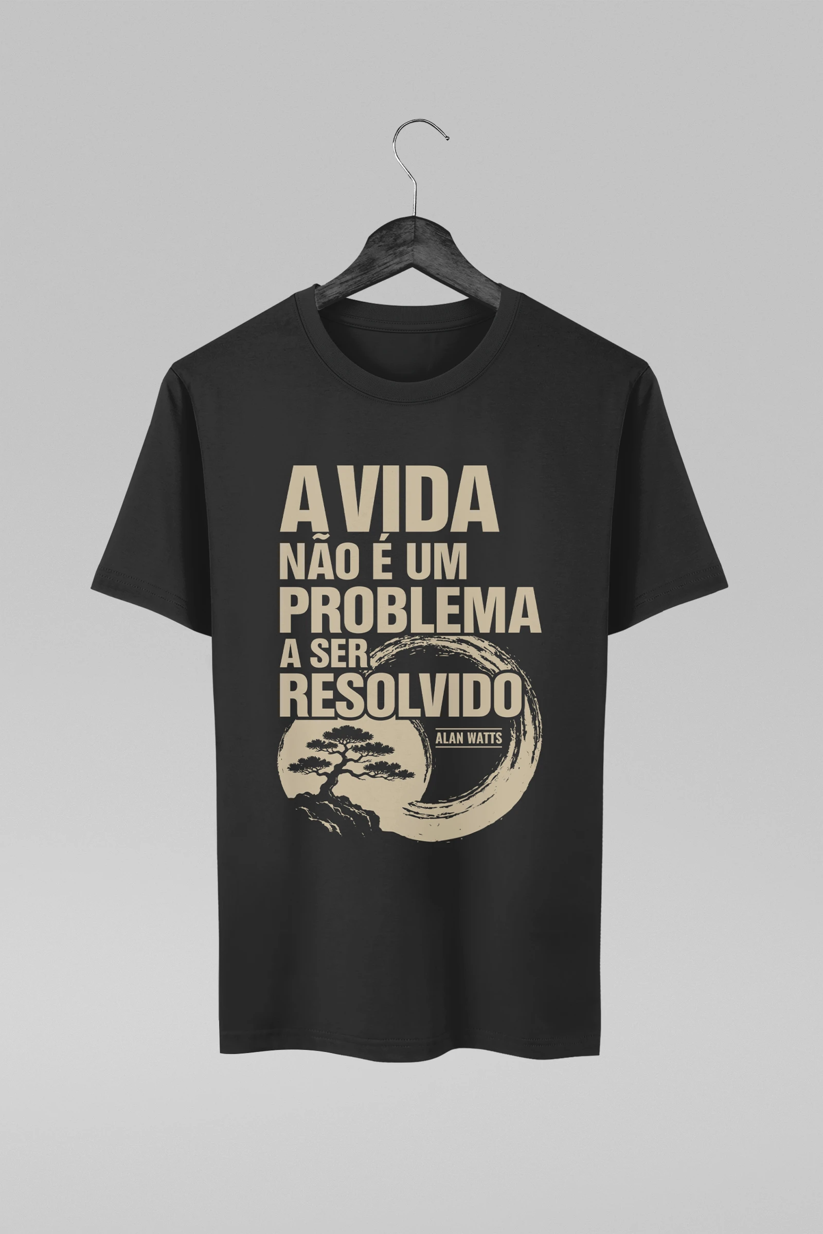 Camiseta preta com estampa tipográfica sobre a a vida, por Alan Watts