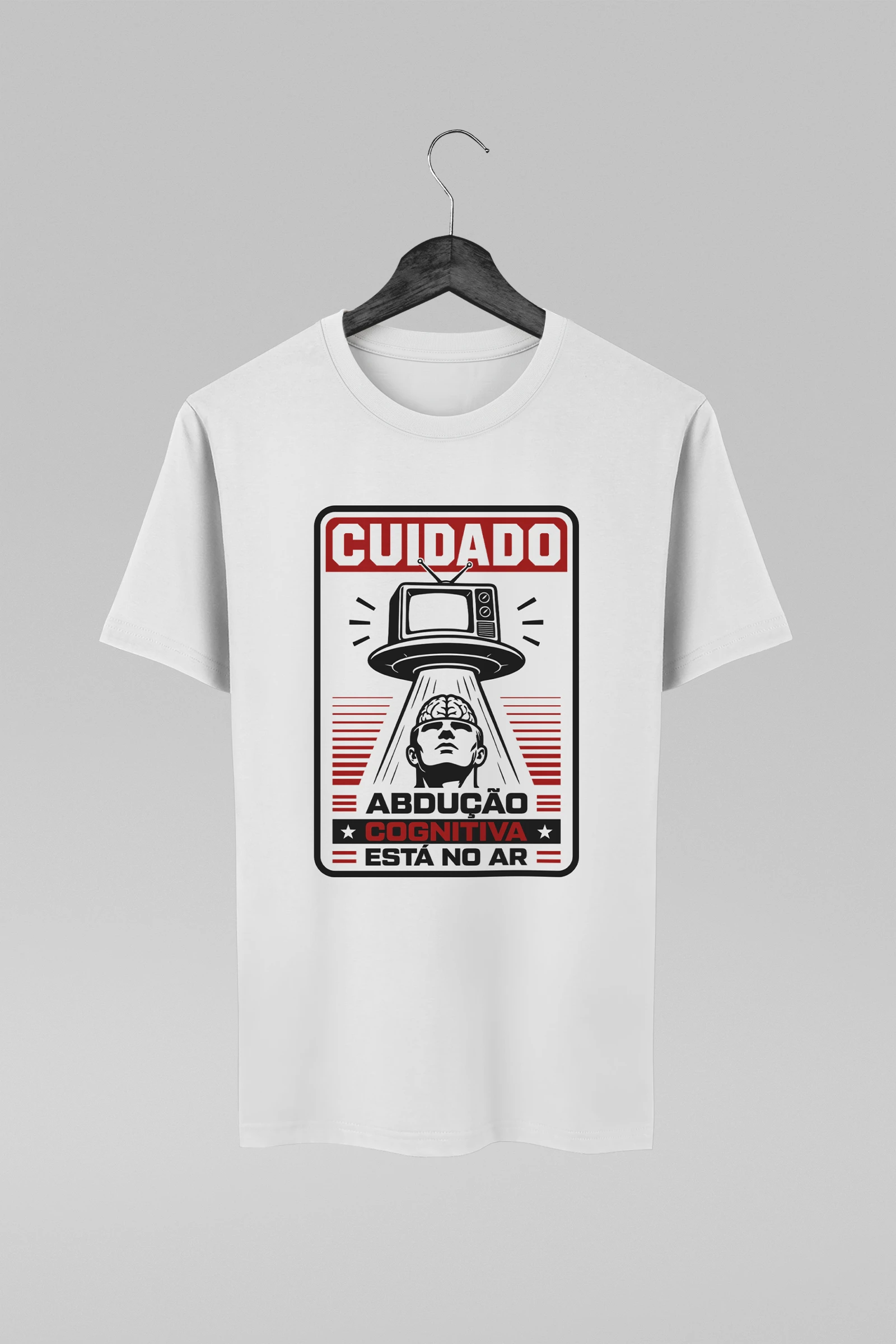 Camiseta branca com estampa inspirada em manipulação mental e UFO