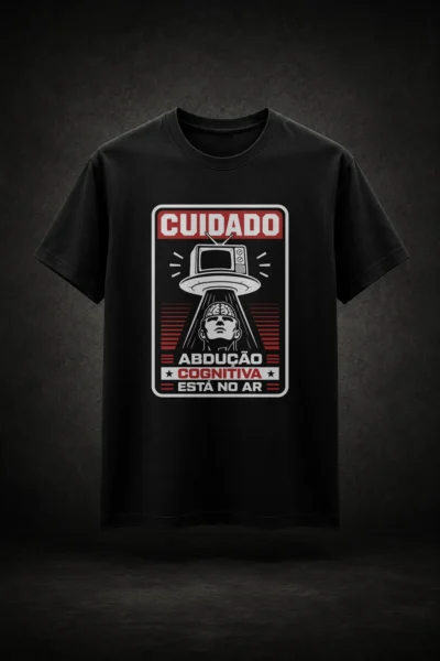 Camiseta preta com estampa inspirada em manipulação mental e UFO