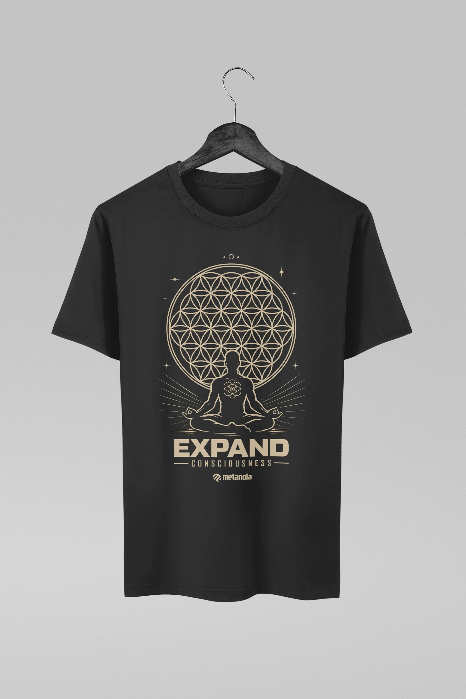 Camiseta preta com estampa sobre expansão da consciência e a Flor da Vida