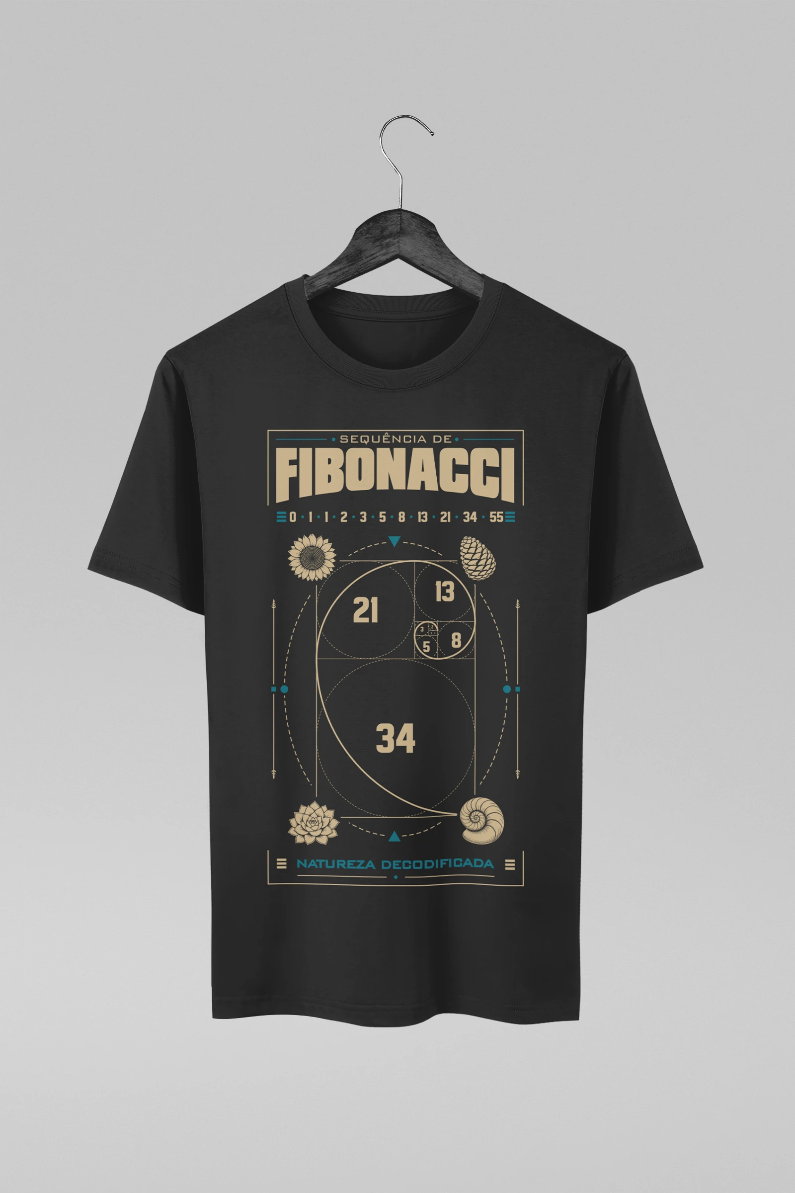 Camiseta preta com estampa da sequência de Fibonacci e elementos da natureza
