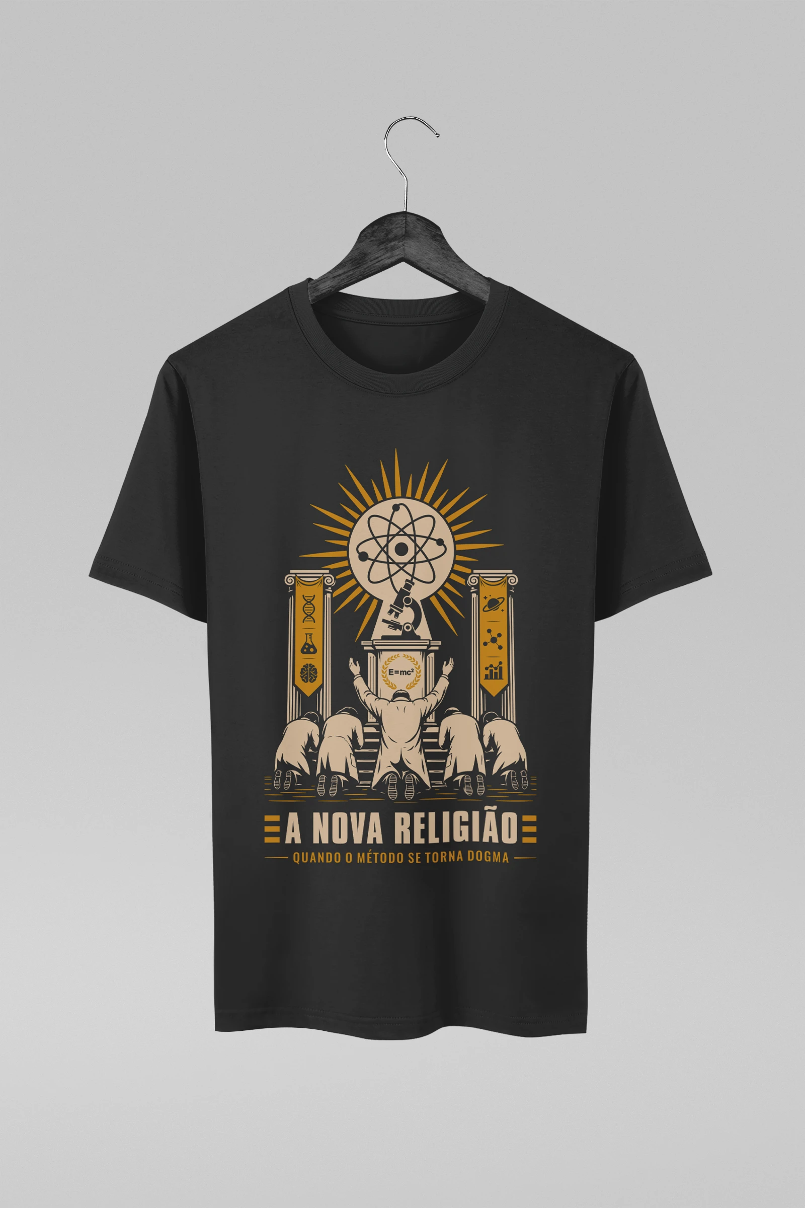 Camiseta preta inspirada no cientificismo. Estampa exclusiva sobre pensamento crítico, dogmatismo e liberdade intelectual.